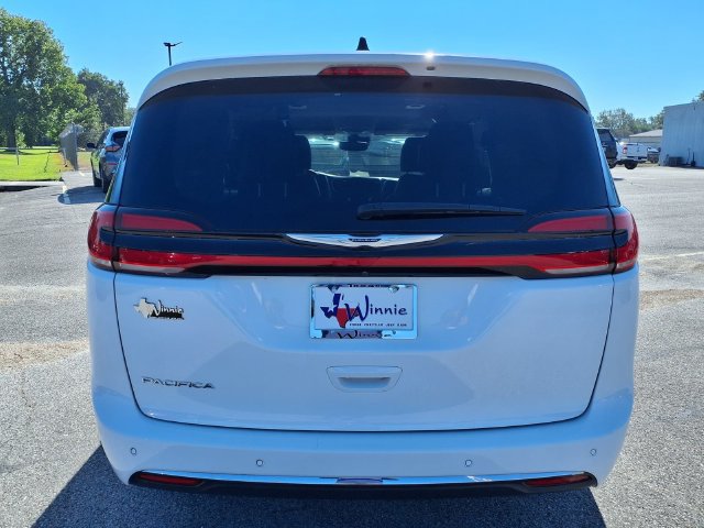 Used 2024 Chrysler Pacifica Touring-L FWD image 6