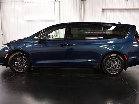 Used 2023 Chrysler Pacifica Touring-L w/ S Appearance Package FWD image 4