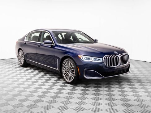 Certified 2022 BMW 750i xDrive w/ Luxury Rear Seating Package image 9