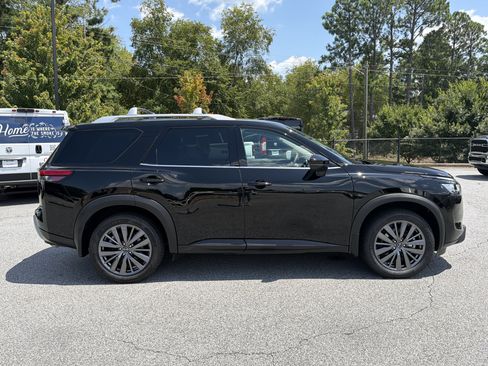 Used 2024 Nissan Pathfinder SL w/ SL Premium Package FWD image 9