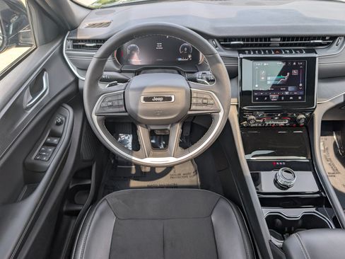 Used 2023 Jeep Grand Cherokee Altitude AWD/4WD image 17