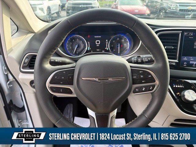 Used 2024 Chrysler Pacifica Touring-L FWD image 18