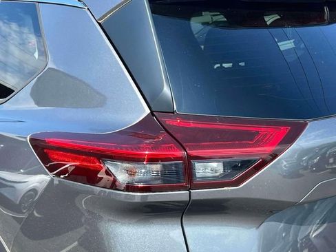 Used 2023 Nissan Rogue SV image 9