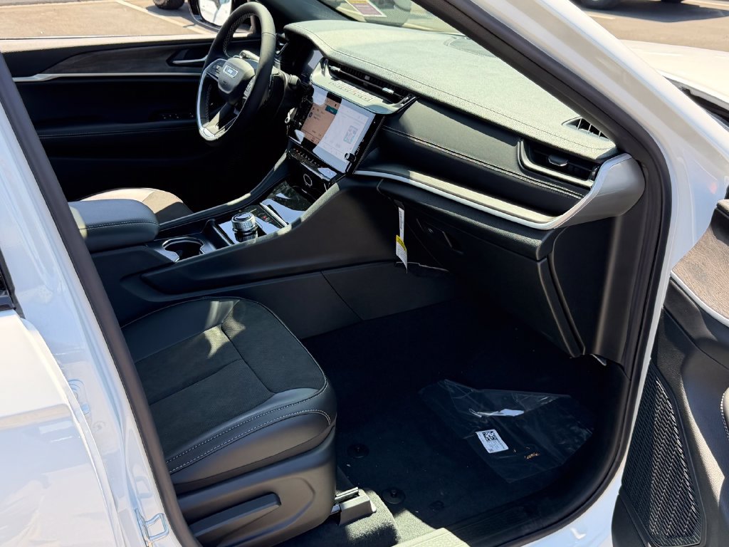 New 2026 Jeep Grand Cherokee Altitude RWD image 19