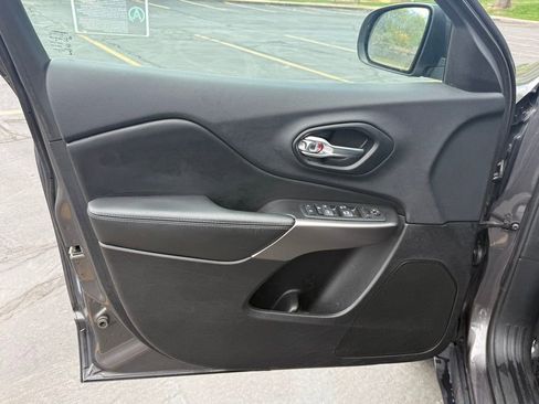 Used 2019 Jeep Cherokee Latitude Plus w/ Comfort/Convenience Group image 9