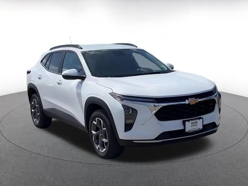 Used 2025 Chevrolet Trax LT FWD image 2