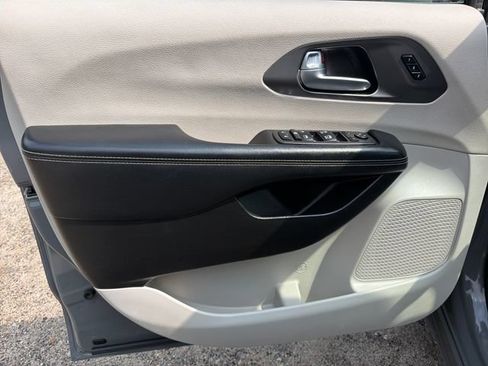Used 2022 Chrysler Pacifica Touring-L FWD image 10