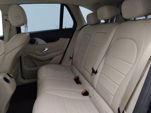 Used 2019 Mercedes-Benz GLC 300 4MATIC w/ Premium Package image 18