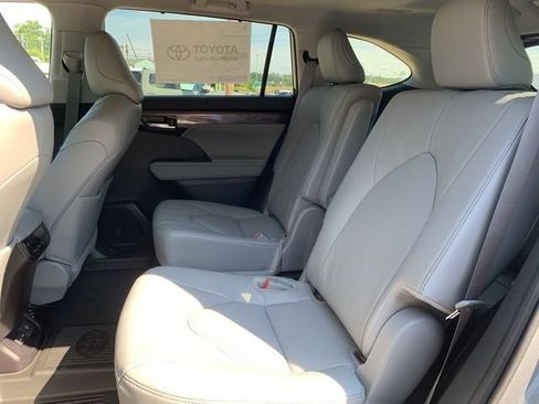 New 2025 Toyota Highlander Platinum AWD/4WD image 13
