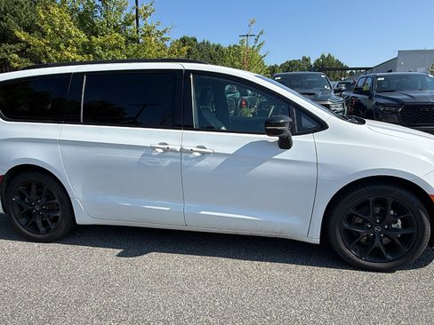 Used 2025 Chrysler Pacifica Limited FWD image 7