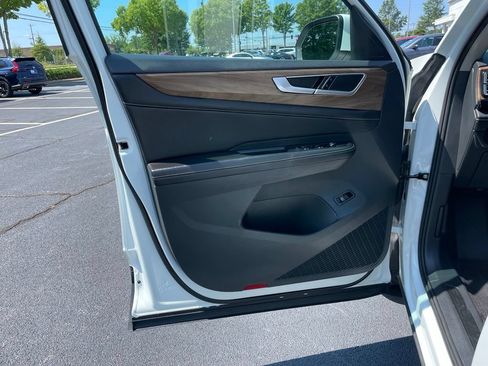 Used 2024 Volkswagen Atlas SE w/ Panoramic Sunroof Package FWD image 23