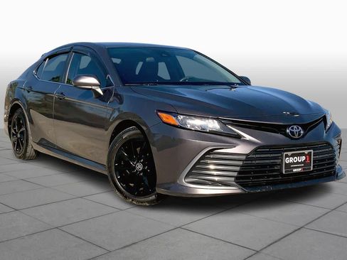 Used 2022 Toyota Camry LE image 2