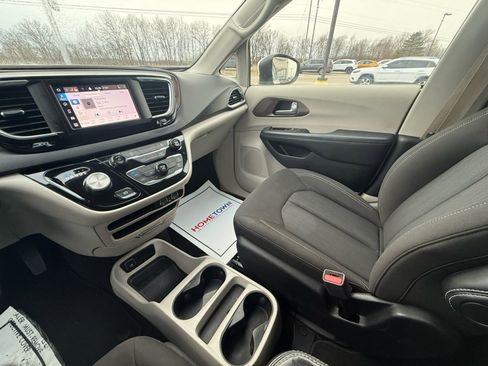 Used 2023 Chrysler Voyager LX image 22