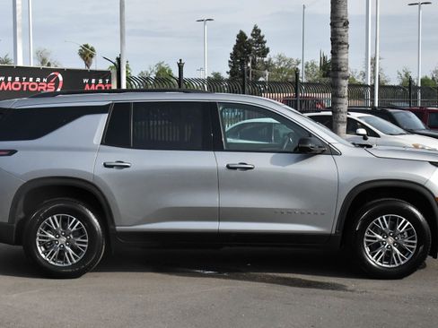 Used 2024 Chevrolet Traverse LT image 9