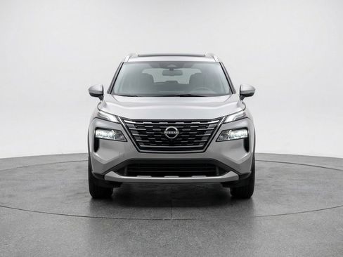 Used 2025 Nissan Rogue SV image 2