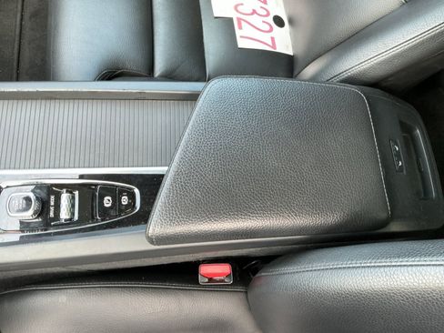 Used 2019 Volvo XC60 T5 Momentum w/ Multimedia Package AWD/4WD image 11