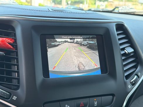 Used 2021 Jeep Cherokee Latitude Plus FWD image 30