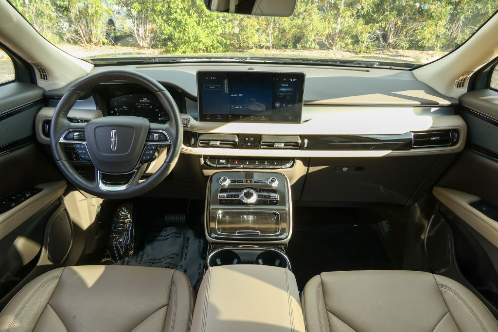 Used 2023 Lincoln Nautilus AWD w/ Premium Package image 6