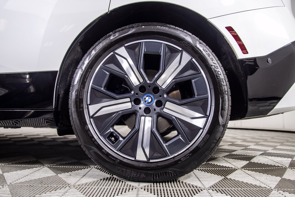 Used 2023 BMW iX xDrive50 w/ Sport Package AWD/4WD image 41