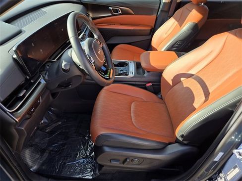 Used 2025 Kia Carnival SX w/ SX Dark Edition Package image 9