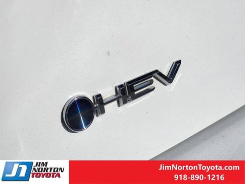 Used 2025 Toyota Camry SE image 13