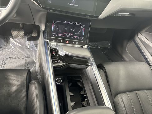 Used 2019 Audi e-tron Prestige w/ Prestige Package AWD/4WD image 22