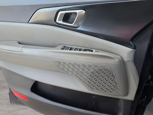 Used 2025 Kia Carnival LX FWD image 15