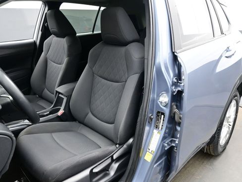 Used 2022 Toyota Corolla Cross LE w/ Moonroof Package image 11