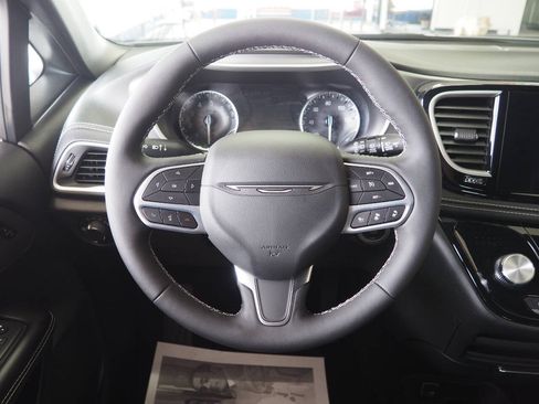 New 2027 Chrysler Pacifica Select AWD/4WD image 16