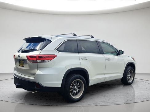 Used 2017 Toyota Highlander XLE AWD/4WD image 3