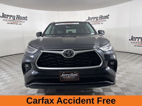 Used 2023 Toyota Highlander XLE image 3