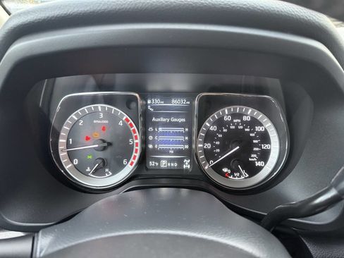 Used 2017 Nissan Titan SV image 23