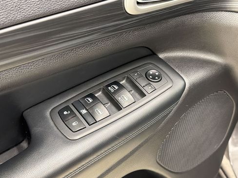 Used 2019 Jeep Grand Cherokee Altitude AWD/4WD image 21