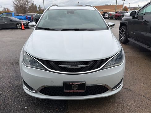 Used 2018 Chrysler Pacifica Limited w/ Tire & Wheel Group image 2