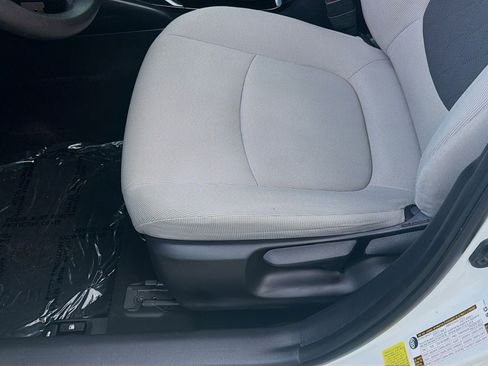 Used 2021 Toyota Corolla LE FWD image 17