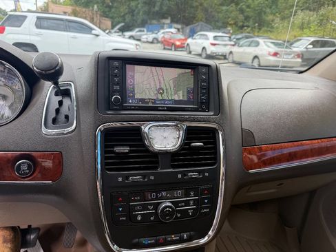 Used 2013 Chrysler Town & Country Touring-L w/ Entertainment Group #2 image 17