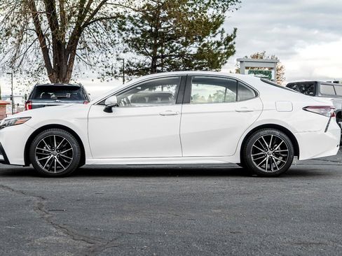 Used 2023 Toyota Camry SE image 3