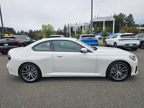 Used 2024 BMW 230i Coupe w/ Convenience Package RWD image 4