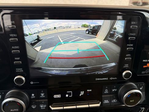 Used 2022 Toyota Highlander XLE FWD image 13