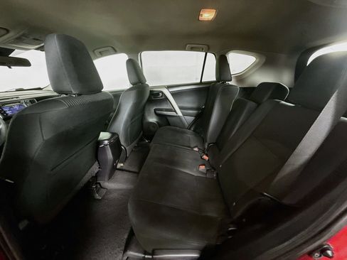 Used 2018 Toyota RAV4 LE FWD image 27