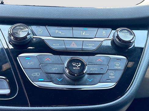 Used 2025 Chrysler Pacifica Select FWD image 15