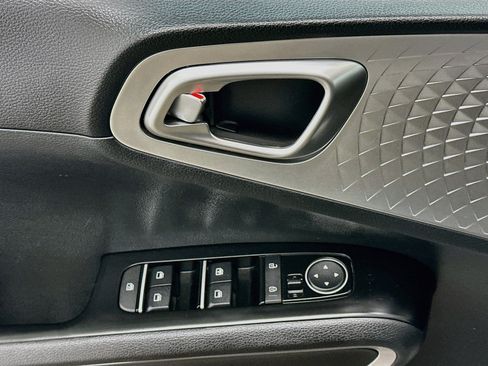 Used 2025 Kia Soul LX w/ LX Technology Package FWD image 15