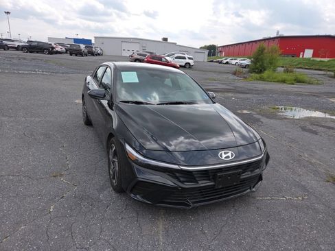 Certified 2025 Hyundai Elantra Sport FWD image 3
