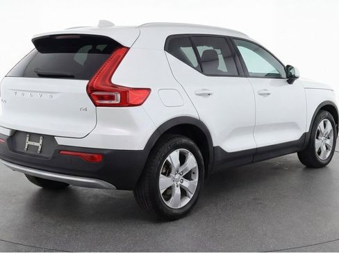 Used 2020 Volvo XC40 T4 Momentum image 8