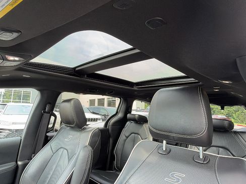 Used 2025 Chrysler Pacifica Limited FWD image 18