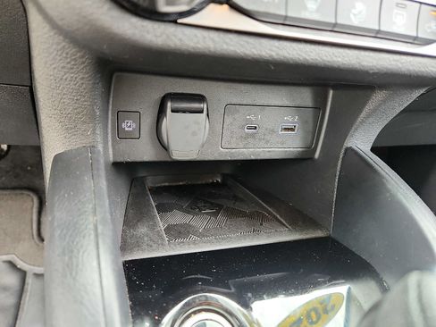 Used 2025 Nissan Versa SR FWD image 23