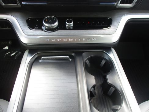 Used 2025 Ford Expedition Platinum image 29