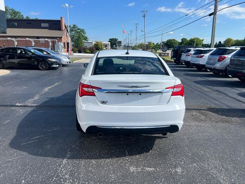 Used 2012 Chrysler 200 Touring FWD image 4
