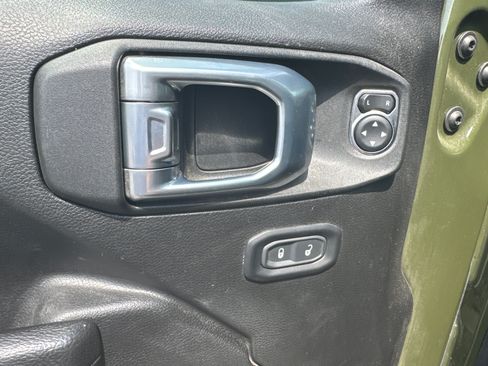 Used 2022 Jeep Wrangler Unlimited Rubicon AWD/4WD image 10