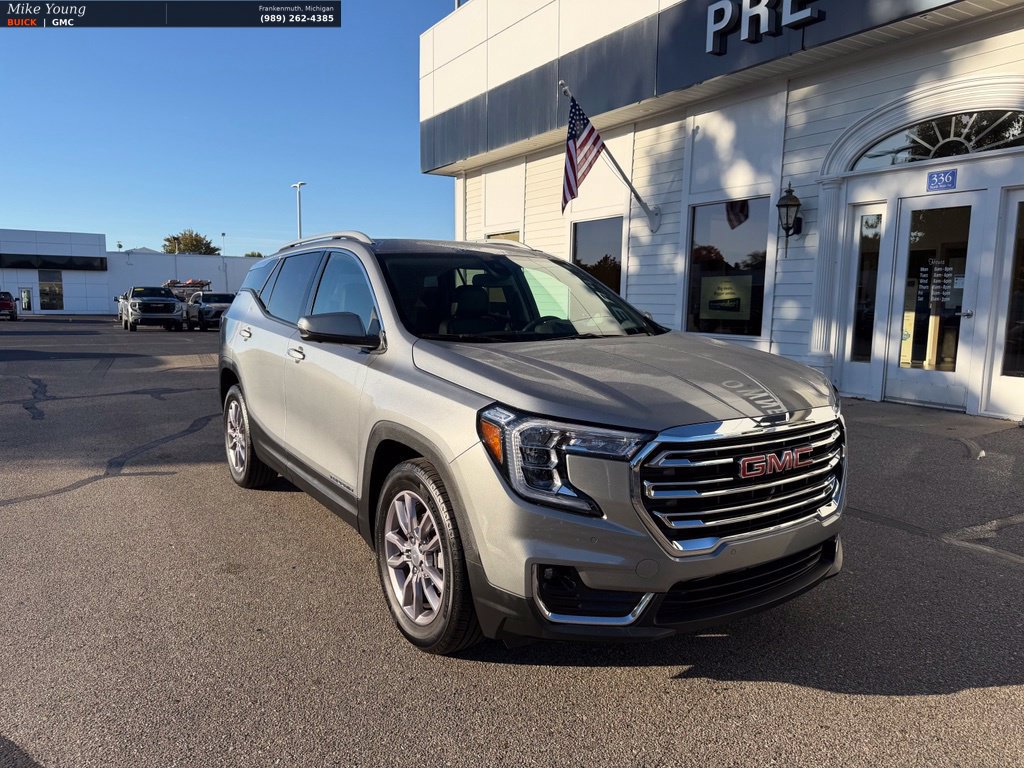 Used 2024 GMC Terrain SLT w/ Infotainment Package II FWD image 3